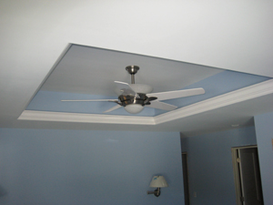 Tray ceiling with crown molding and ceiling fan